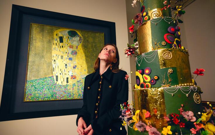 Cake Artist Sophia Stolz mit ihrer Tortenkreation vor "Der Kuss" von Gustav Klimt im Belvedere