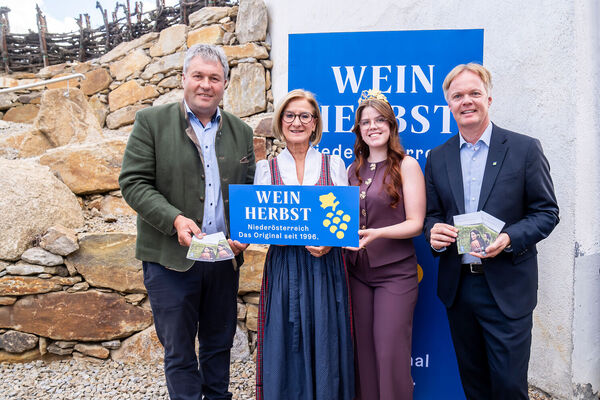 v.l.n.r.: Leopold Müller - Vizepräsident des Weinbauverbandes NÖ, Landeshauptfrau Johanna Mikl-Leitner, NÖ Weinkönigin Marie Huber (Marie I.), Michael Duscher - Geschäftsführer Niederösterreich Werbung
