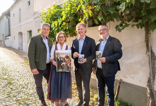 v.l.n.r.: Leopold Müller - Vizepräsident Weinbauverband Niederösterreich, Land Niederösterreich, Landeshauptfrau Johanna Mikl-Leitner, Michael Duscher - Geschäftsführer der Niederösterreich Werbung, Martin Grüneis - stv. Leiter Abteilung Kunst und Kultur
