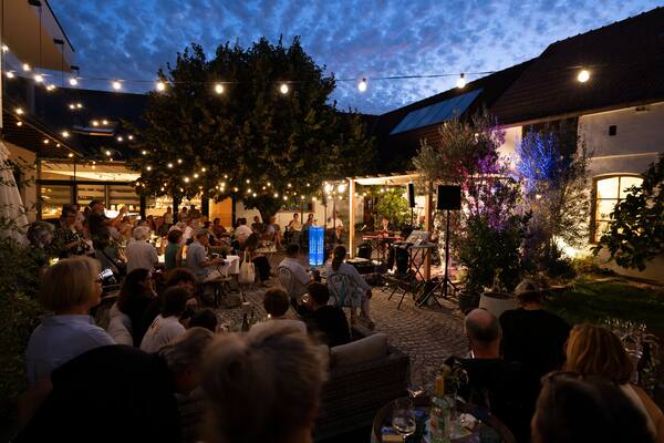 Auftritt von Tini Trampler und dem Playbackdolls Quintett im Weingut Weinwurm